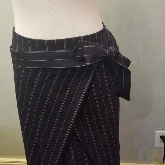 Banana Republic striped Navy mini skirt (X11) - Picture 4 of 8